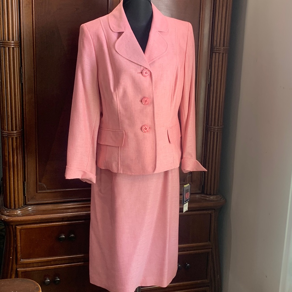 New Jones Wear Women 3 Button Coral 2 pc Skirt suit - Size 14